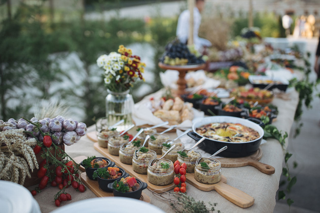 Apéro de baptême, grande table garnie de verrines et autres gourmandises salés