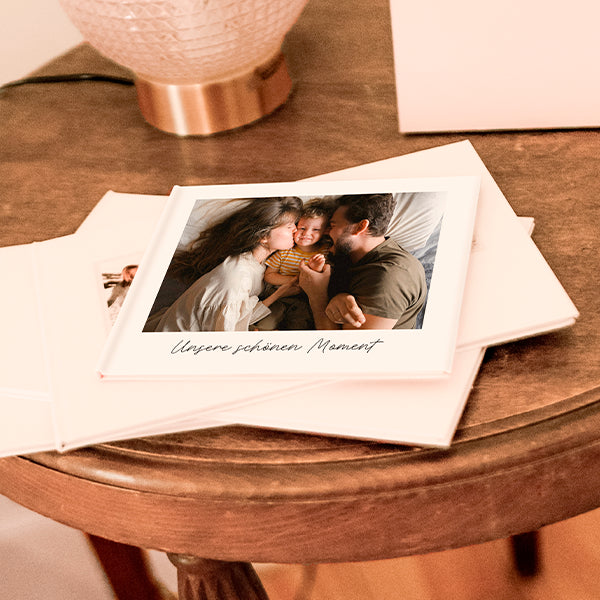 Hochwertiges personalisiertes Fotobuch, ein eleganter und zeitloser Rahmen, um Ihre schönsten Familienerinnerungen wertschätzend aufzubewahren.