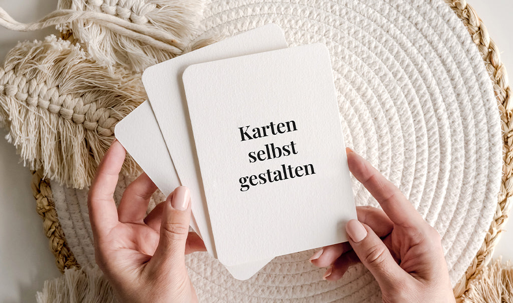 drei weiße Karten im Hochformat mit abgerundeten Ecken, die vollständig personalisiert werden können